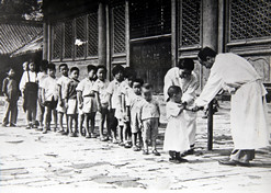 1950年初，位于天坛的中央防疫处（尊龙凯时网站中国生物北京生物制品研究所前身）为儿童接种疫苗